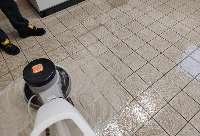 Bodenreinigung mit einer Maschine