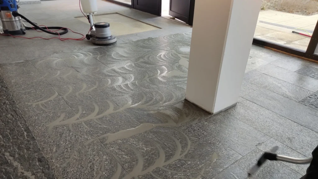 Maschinelle Reinigung eines Natursteinbodens im Innenbereich