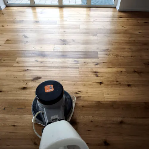 Parkettboden bei der professionellen Reinigung
