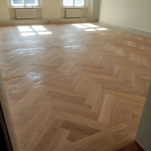 Parkettboden bei der professionellen Reinigung