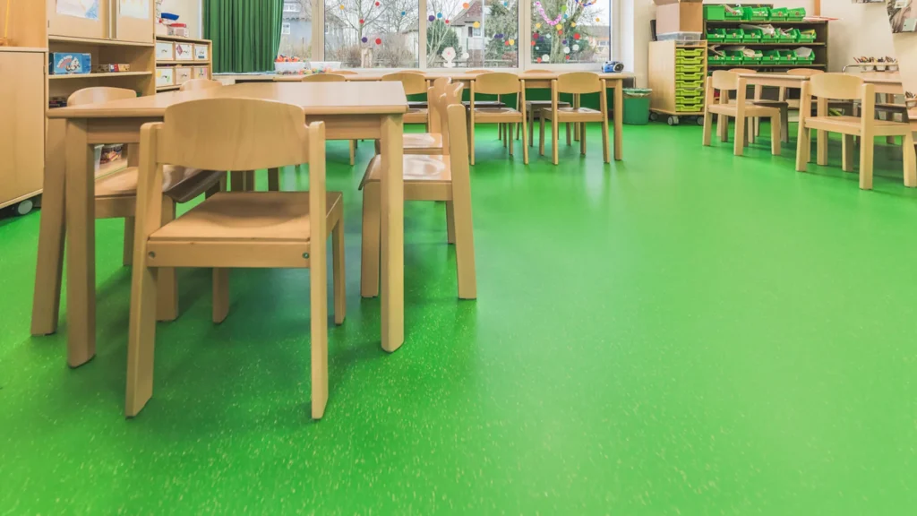 Grüne PU-Bodenbeschichtung in einem Kindergarten